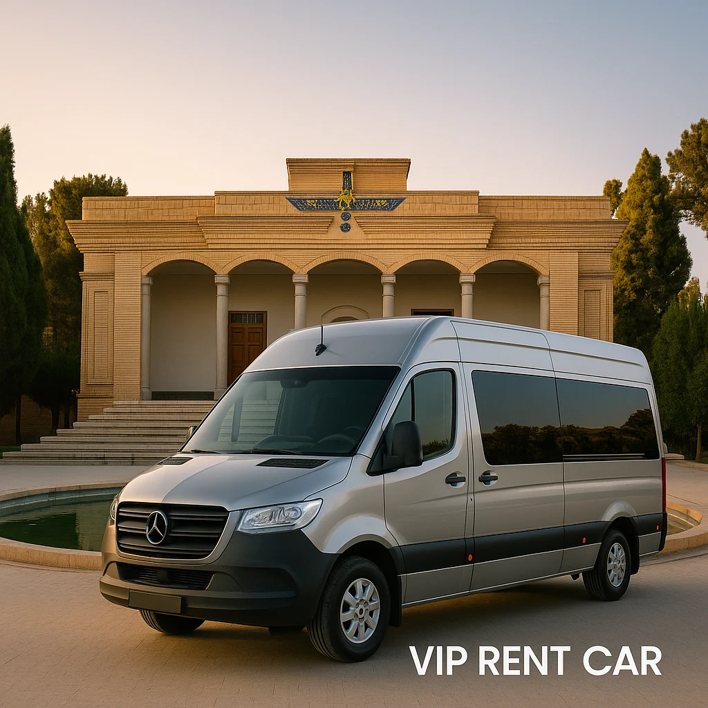 هیوندای H350 نقره‌ای در برابر آتشکده زرتشتیان یزد با معماری شاخص