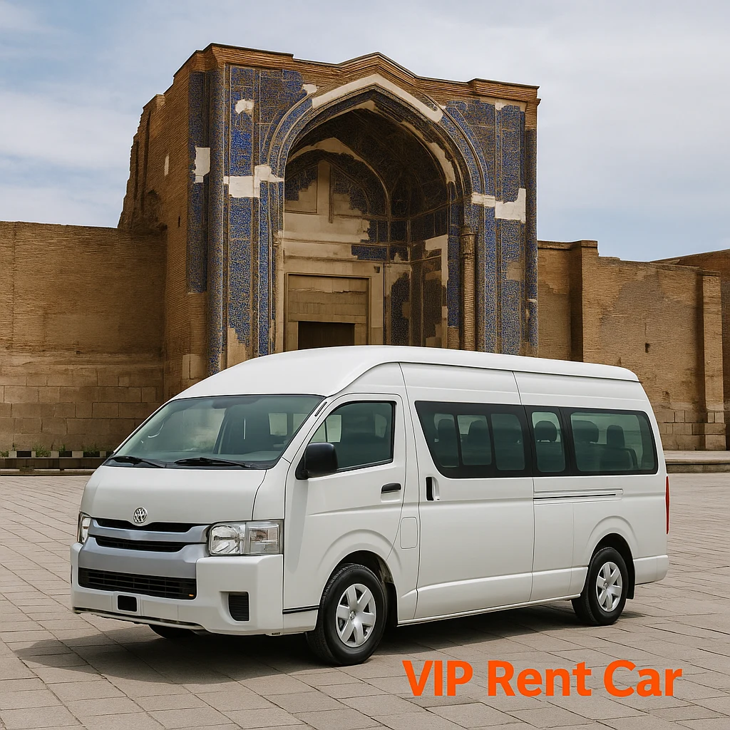 ون تویوتا هایس سفید جلوی مسجد کبود تبریز