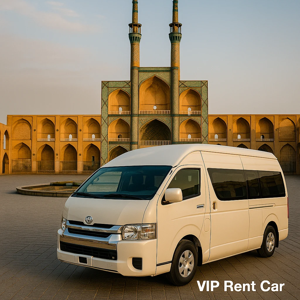 ون تویوتا هایس سفید در مقابل مسجد جامع یزد با مناره‌های تاریخی