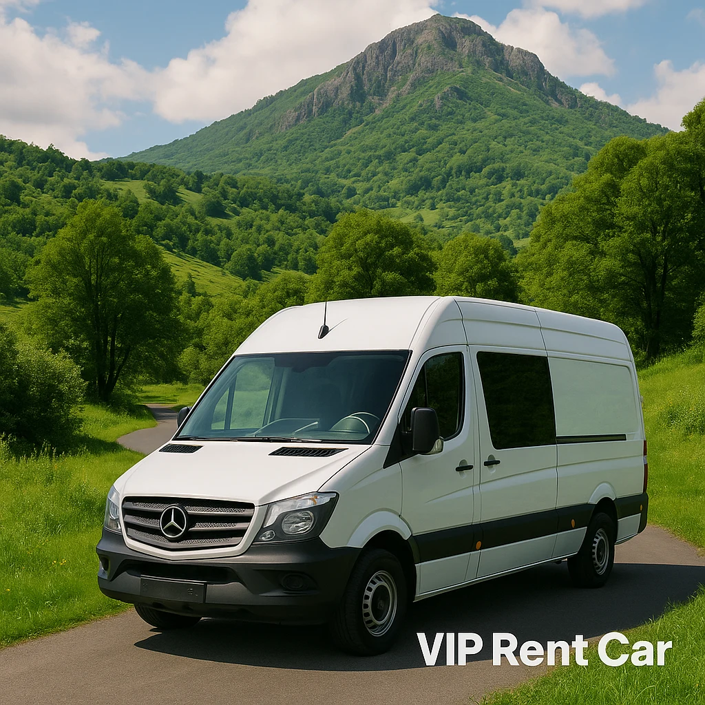 ون مرسدس اسپرینتر در جاده‌ای سرسبز و کوهستانی اطراف کرمانشاه