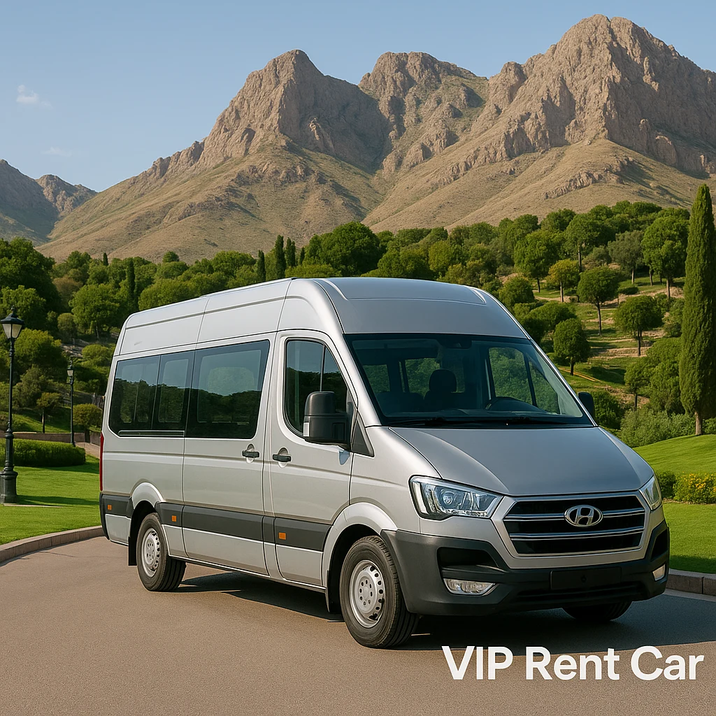 ون هیوندای H350 نقره‌ای در دامنه کوه صفه اصفهان