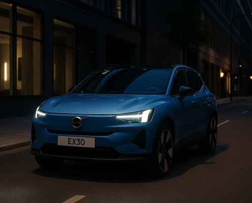 ولوو EX30 آبی متالیک برقی با طراحی مدرن در خیابان شهری شبانه